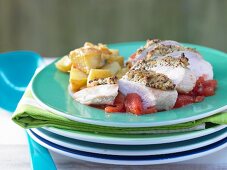 Hähnchenbrust mit Olivenkruste auf Tomatensauce