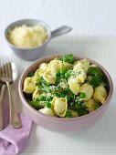 Käse-Spinat-Tortellini mit Erbsen und grünem Spargel