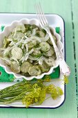 Saure-Gurken-Salat mit Zwiebeln und Dill