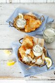 Gebackener Fisch mit einem Dip aus Mayonnaise, Joghurt, Gurke und Dill