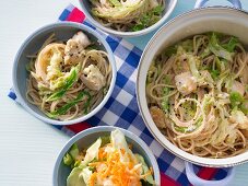 One-pot spaghetti with chicken, lettuce and savoy cabbage