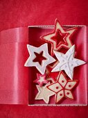 Rot-weiße Weihnachtssternplätzchen in Geschenkbox