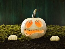 Ein Halloween-Kürbis mit gruseligem Zombiegesicht