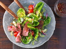 Scharfer Thai-Salat mit Steakstreifen