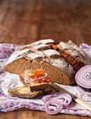 Buttermilch-Roggenbrot, serviert mit Räucherlachs und roter Zwiebel