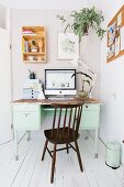 Wandregal und Blumenampel über altem Schreibtisch und Windsorstuhl