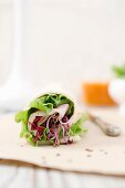 Brot-Wrap mit Salat, Sprossen und Putenbrust