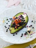 Avocado mit Linsenfüllung und roten Zwiebeln