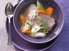 Gemüsesuppe mit Reis und Rindfleisch