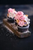 Cupcake mit Zuckerblumen für Ostern