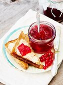 Redcurrant jelly with red wine