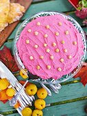 Rote-Bete-Kuchen mit Haselnüssen und pinkfarbener Frischkäsecreme