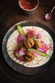 Vegane Falafel mit Rote-Bete-Hummus auf Fladenbrot