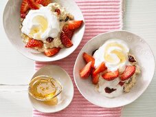 Strawberry muesli with millet and oats