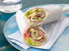 Wrap mit Schinken, Frischkäse, Ananas und Salat