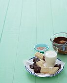 Biscuits mit Schokoladenglasur und bunten Zuckerperlen