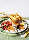 Fish & Chips mit einem Klecks Sauce Tartare