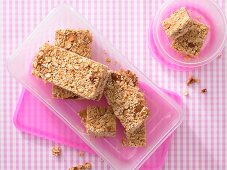 Pineapple and amaranth bars with porridge oats and almonds