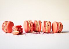 Rosafarbene Macarons mit weisser Ganache und Himbeermarmelade