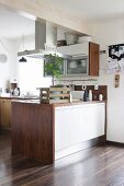 Grünes Zimmerbäumchen in rustikaler Holzkiste auf Küchentheke