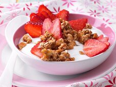 Cashew-Dinkel-Crunchy mit Joghurt und Erdbeeren