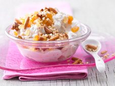 Früchtequark mit Orange, Müsli und Pinienkernen