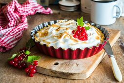 Pie mit roter Johannisbeerfüllung und gratiniertem Baiser