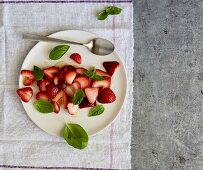 Erdbeersalat mit Honig und Basilikum