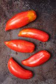 Fünf Bio-Tomaten der Sorte Bull Horns