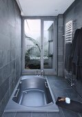 Modernes Bad in Grau mit eingelassener Badewanne