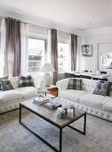 weiße Polstersofas und Couchtisch in elegantem Loungebereich