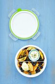 Lunchbox mit Obstsalat (Nektarinen, Weintrauben) mit Honig, Joghurt und Rosmarin sowie Omelett mit Beeren und Mascarpone