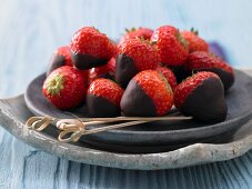 Chocolate-covered strawberries with cardamom