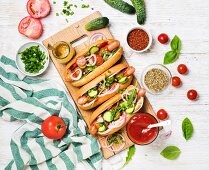 Selbstgemachte Hot Dogs mit Gemüse, Gewürzen, Ketchup und Senf