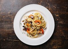 Spaghetti mit Meeresfrüchten auf weißem Teller