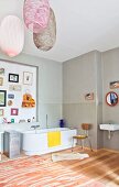 Grosszügiges Badezimmer mit Badewanne, Wanddekoration und Designer-Hängelampen in Altbauwohnung