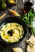 Gericht mit alten, biblischen Zutaten: Hummus, Fladenbrot und Feige