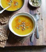 Butternusskürbissuppe mit Kürbiskernen und Knäckebrot