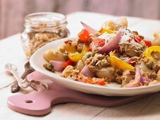 Pasta mit Walnuss-Tomatenpesto und Röstpaprika