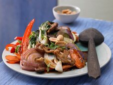 Süß-saures Asia-Gemüse mit Koriander und Erdnüssen