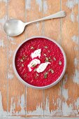 Rote-Bete-Cremesuppe mit Ziegenkäse