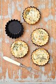 Tartlets with rocket, leeks and goats' cheese