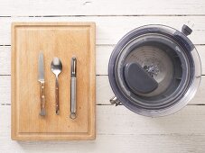 Küchenutensilien: Entsafter, Messer, Löffel und Sparschäler