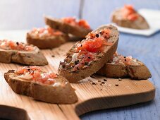 Slices of toasted bread with tomato and garlic