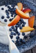 Joghurt mit Blaubeeren und Pfirsichspalten