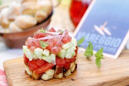 Thunfischtartar mit Gurken, Tomaten, Croûtons, roter Zwiebel und frischer Minze (Toskana, Italien)