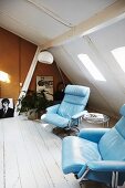 Hellblaue Ledersessel mit Beistelltischchen in Vintage Dachgeschosszimmer