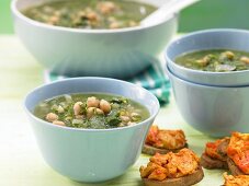 Grüne Kichererbsensuppe mit Rührei-Crostini