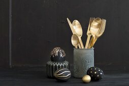 Goldbesteck und schwarz-gold bemalte Eiern