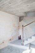 Betontreppe mit Stahlgeländer und Wandgestaltung mit Beton und Ziegelsteinen